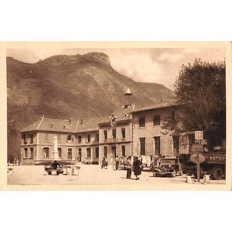 ABAO 38 - Isère [38] Vif - La Place de la Mairie et la Montagne d'Uriol.