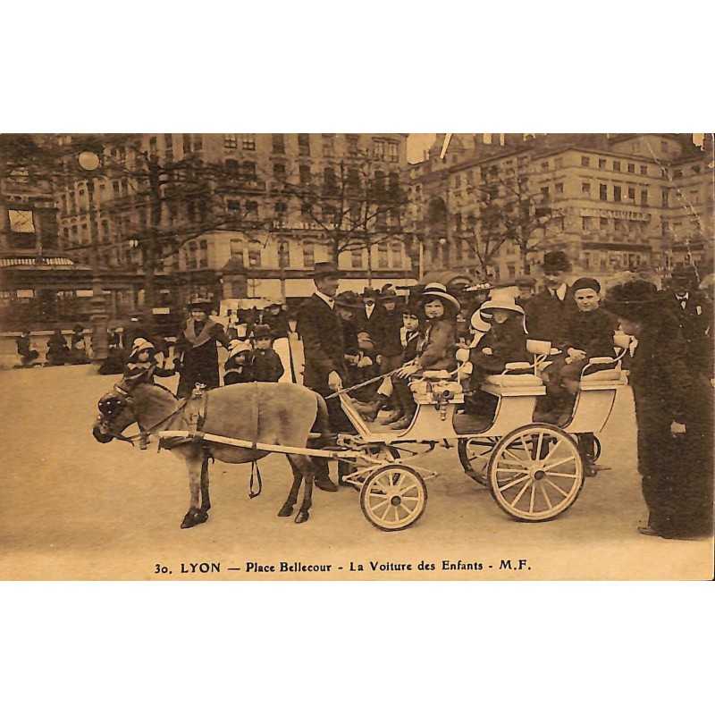 ABAO 69 - Rhône [69] Lyon - Place Bellecour. La Voiture des Enfants.
