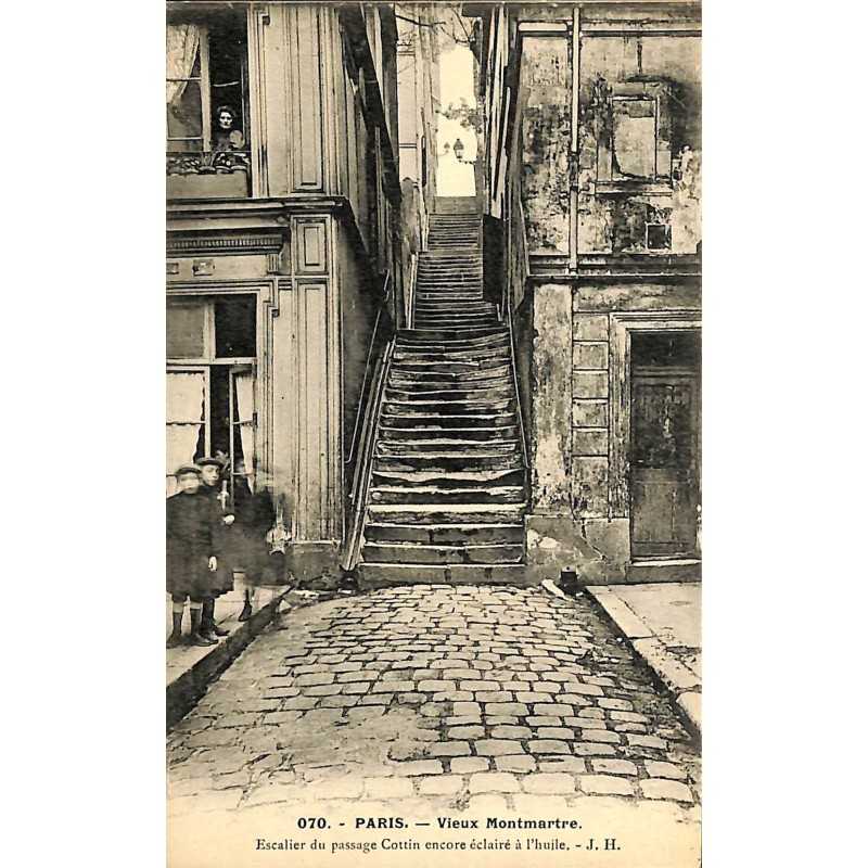 ABAO 75 - Paris [75] Paris 18 - Montmartre. Escalier du passage Cottin encore éclairé à l'huile.