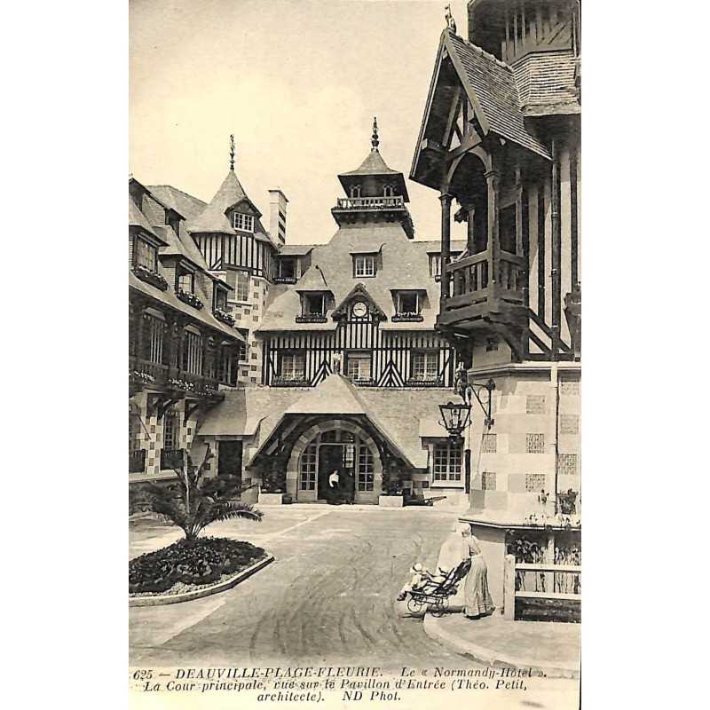 ABAO 14 - Calvados [14] Deauville -Le "Normandy-Hôtel". La Cour principale, vue sur le Pavillon d'Entrée.