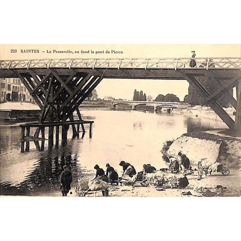ABAO 17 - Charente-Maritime [17] Saintes - La Passerelle, au fond le pont de Pierre.
