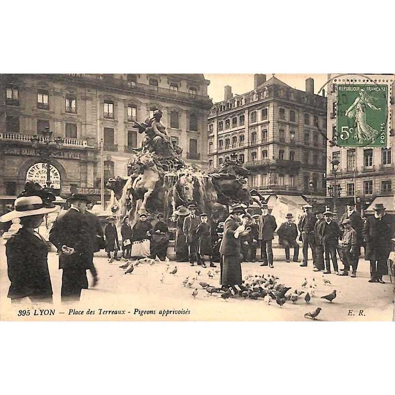 ABAO 69 - Rhône [69] Lyon - Place des Terreaux. Pigeons apprivoisés.