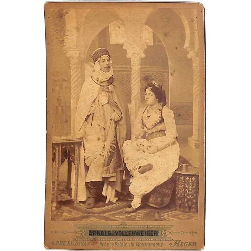 ABAO Photographies Vollenweider (Arnold) - Portrait d'Alger. Tirage albuminé sur carte du studio.
