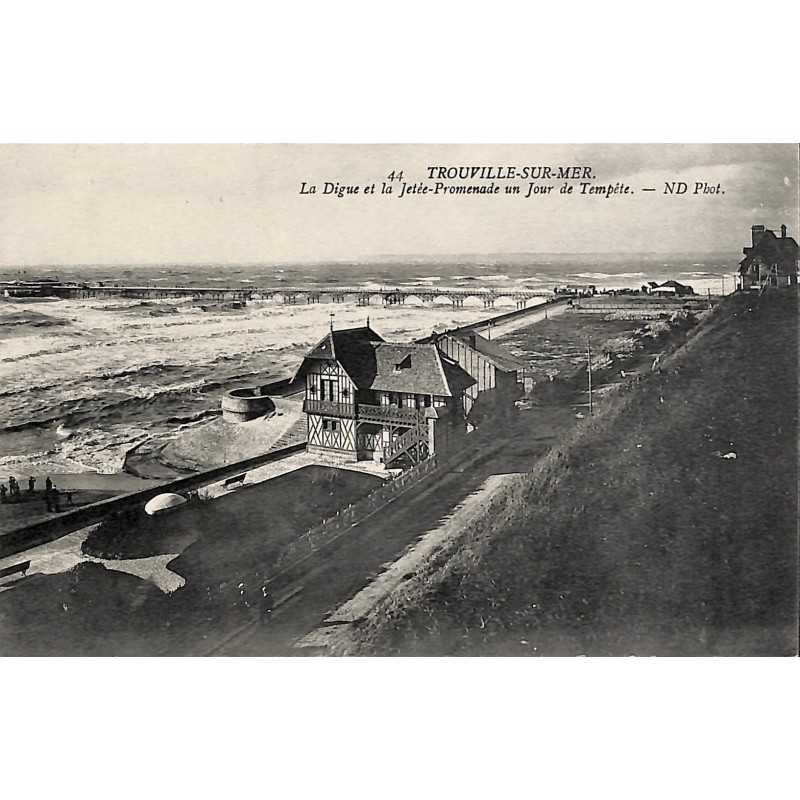 ABAO 14 - Calvados [14] Trouville-sur-Mer - La Digue et la Jetée-Promenade un jour de tempête.
