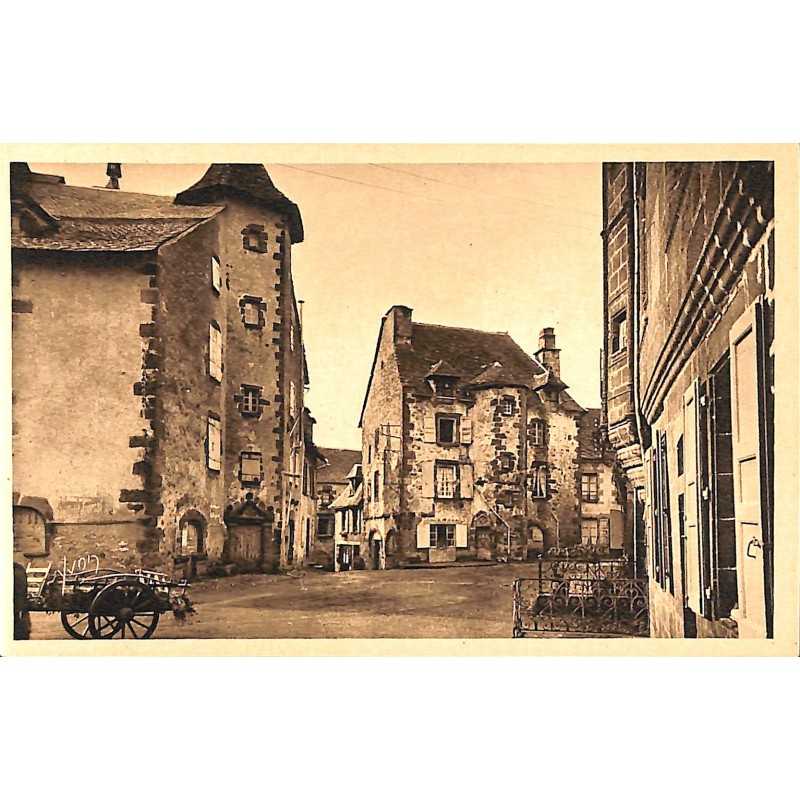 ABAO 15 - Cantal [15] Salers - Vieilles Maisons sur la Grande Place. (3)