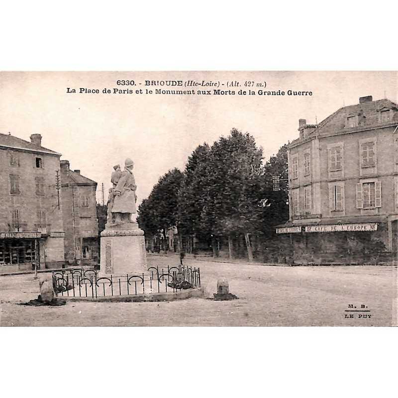 ABAO 43 - Haute Loire [43] Brioude - La Place de Paris et le Monument aux Morts de la Grande Guerre.