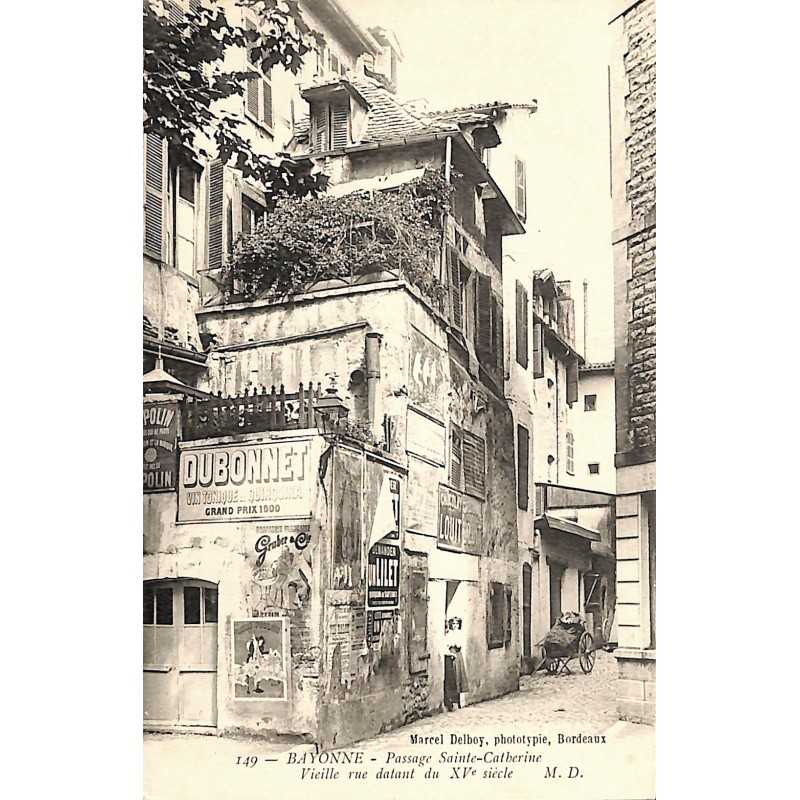 ABAO 64 - Pyrénées Atlantiques [64] Bayonne - Passage Sainte-Catherine. Vieille rue datant du XVe siècle.