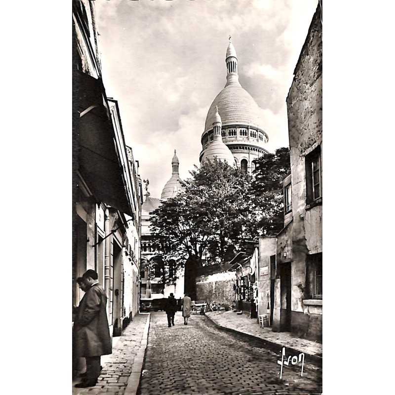 ABAO 75 - Paris [75] Paris - La Basilique du Sacré-Coeur vue de la rue du Chevalier-de-la-Barre.