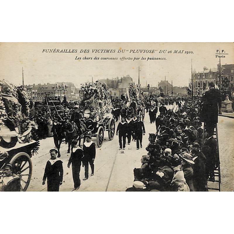 ABAO 62 - Pas-de-Calais [62] Calais - Funérailles des victimes du Pluviôse du 26 mai 1910. Les chars des couronnes offertes p...