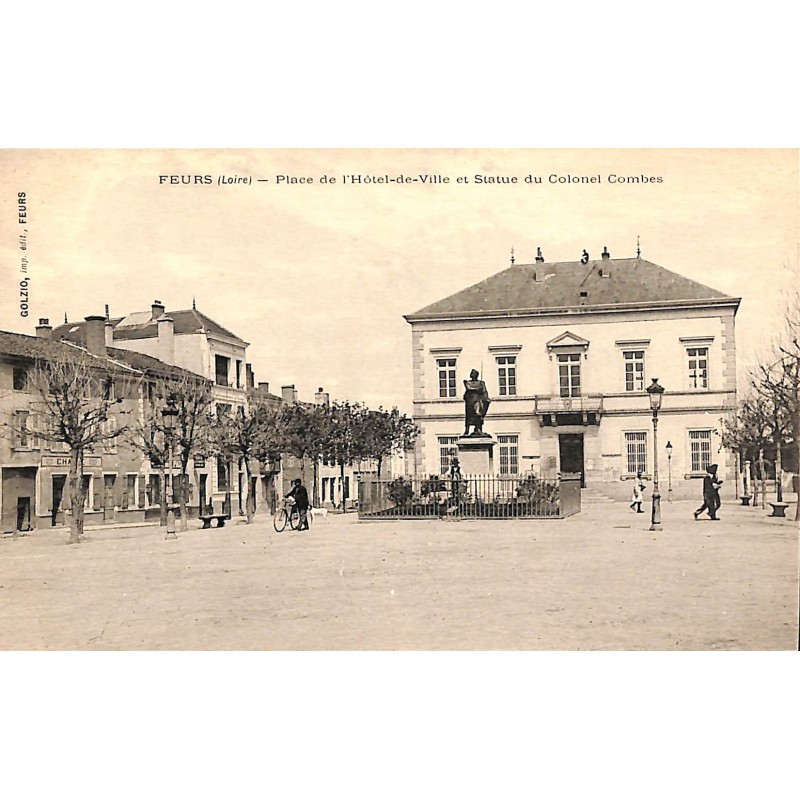 ABAO 42 - Loire [42] Feurs - Place de l'Hôtel de Ville et Statue du Colonel Combes.