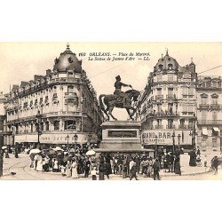 ABAO 45 - Loiret [45] Orléans - Place du Martroi. La Statue de Jeanne d'Arc.
