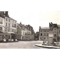 ABAO 45 - Loiret [45] Pithiviers - La Place du Martroi et le monument aux morts de 1914-1918. - Carte photo.