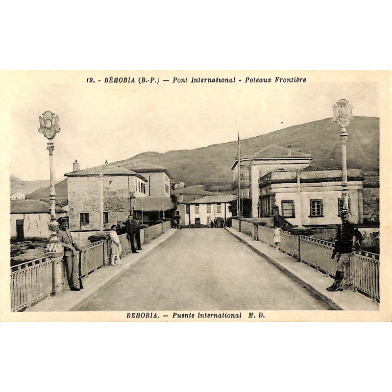 ABAO 64 - Pyrénées Atlantiques [64] Béhobia - Pont international. Poteaux frontière.