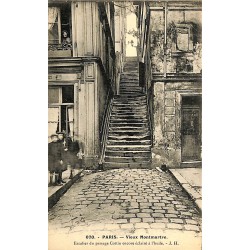 ABAO 75 - Paris [75] Paris 18 - Montmartre. Escalier du passage Cottin encore éclairé à l'huile.