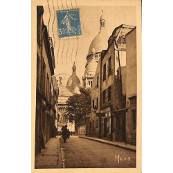 ABAO 75 - Paris [75] Paris 18 - Montmartre. La Rue du Chevalier de la Barre et le Sacré Cœur.