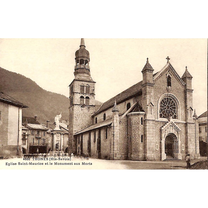 ABAO 74 - Haute Savoie [74] Thones - Eglise Saint-Maurice et le Monument aux Morts.