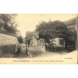 ABAO 75 - Paris [75] Paris 18 - Montmartre. La Rue des Saules (à droite, l'Auberge des Assassins)