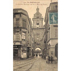 ABAO 17 - Charente-Maritime [17] La Rochelle - La Grosse Horloge vue de la rue du Palais.