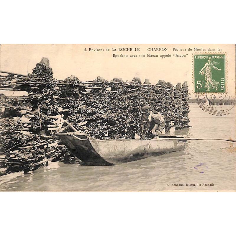 ABAO 17 - Charente-Maritime [17] Charron - Pêcheur de moules dans les bouchots avec son bateau appelé "Accon".