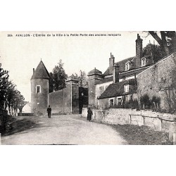 ABAO 89 - Yonne [89] Avallon - L'Entrée de la ville à la Petite Porte des anciens remparts.