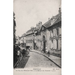 ABAO 80 - Somme [80] Abbeville - La Rue de l'Hôtel de Ville et la maison de l'Amiral Courbet.