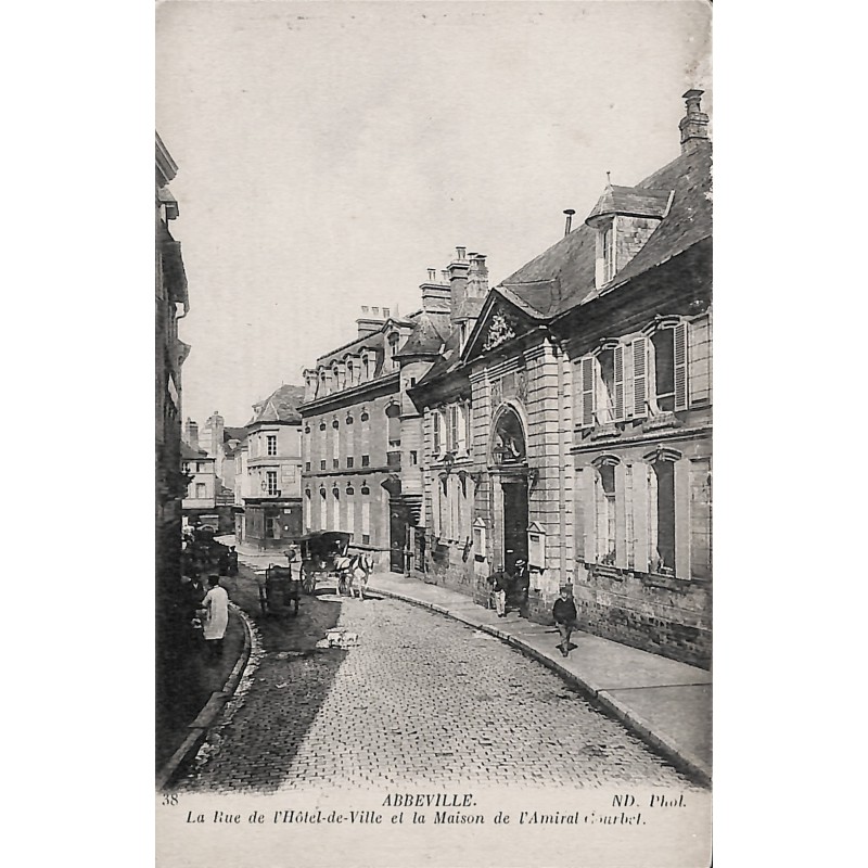 ABAO 80 - Somme [80] Abbeville - La Rue de l'Hôtel de Ville et la maison de l'Amiral Courbet.