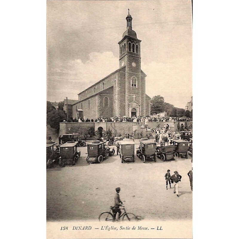 ABAO 35 - Ille-et-Vilaine [35] Dinard - L'Eglise. Sortie de Messe.