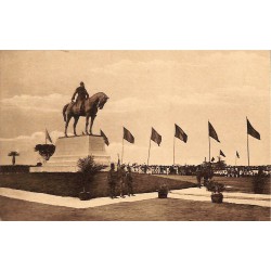 ABAO Congo Kinshasa - Le Roi à Kinshasa devant la Statue de Léopold II.