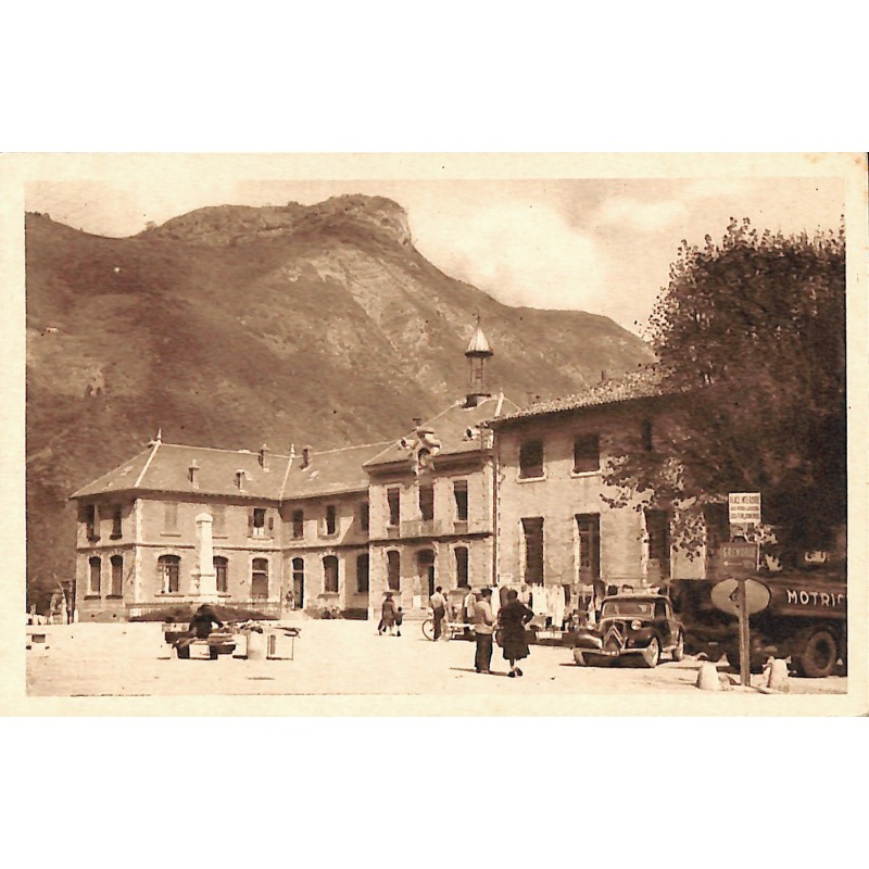 ABAO 38 - Isère [38] Vif - La Place de la Mairie et la Montagne d'Uriol.