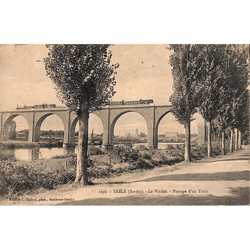 ABAO 72 - Sarthe [72] Sablé - Le Viaduc. Passage d'un Train.