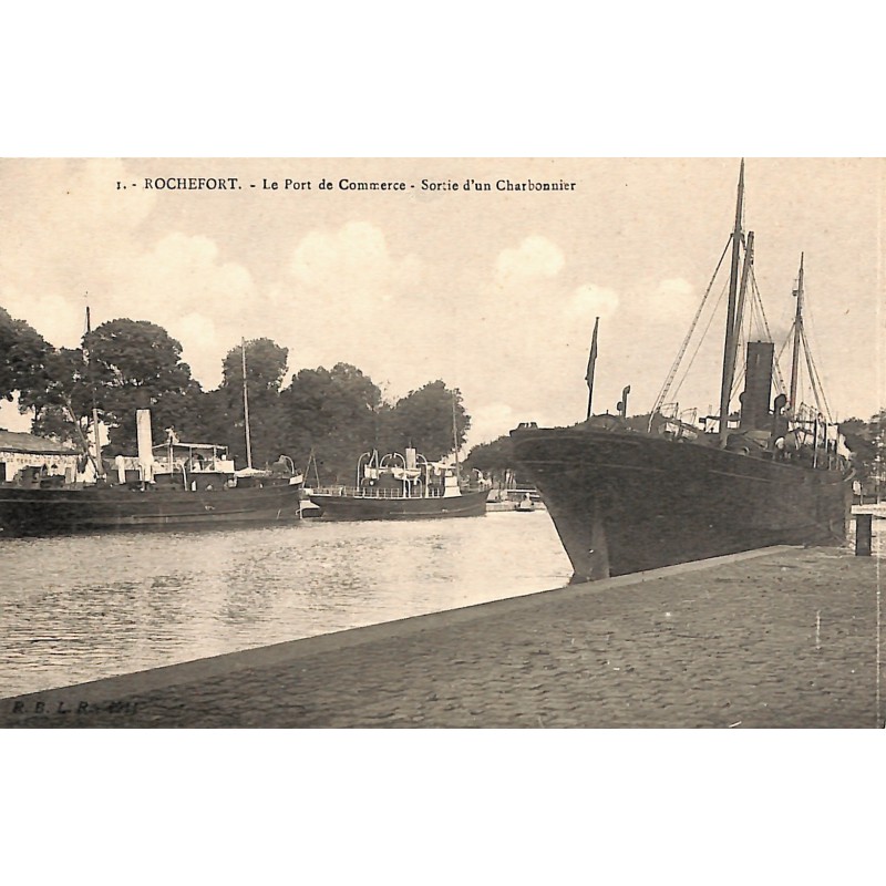ABAO 17 - Charente-Maritime [17] Rochefort-sur-Mer - Le Port de Commerce. Sortie d'un Charbonnier.