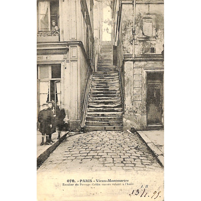 ABAO 75 - Paris [75] Paris - Montmartre. Escalier du Passage Cottin encore éclairé à l'huile.
