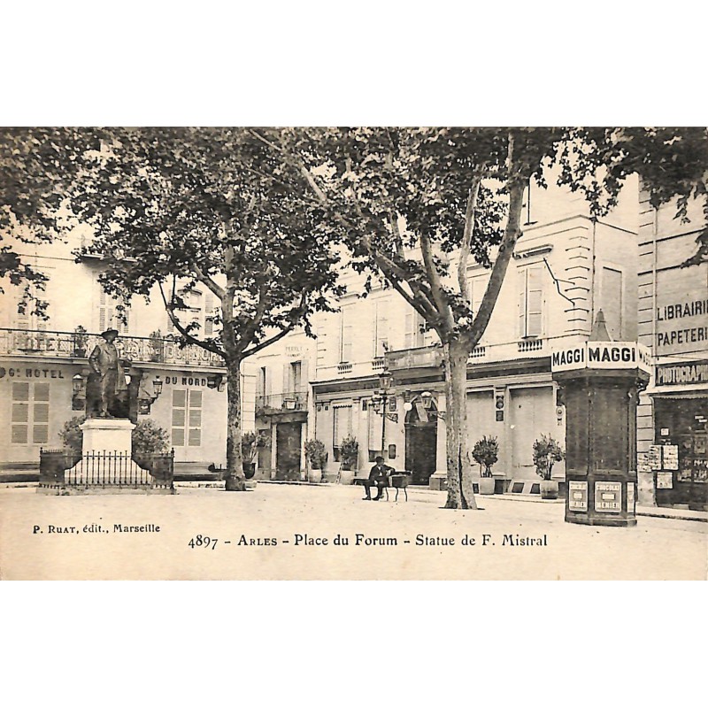 ABAO 13 - Bouches-du-Rhône [13] Arles - Place du Forum. Statue de F. Mistral.