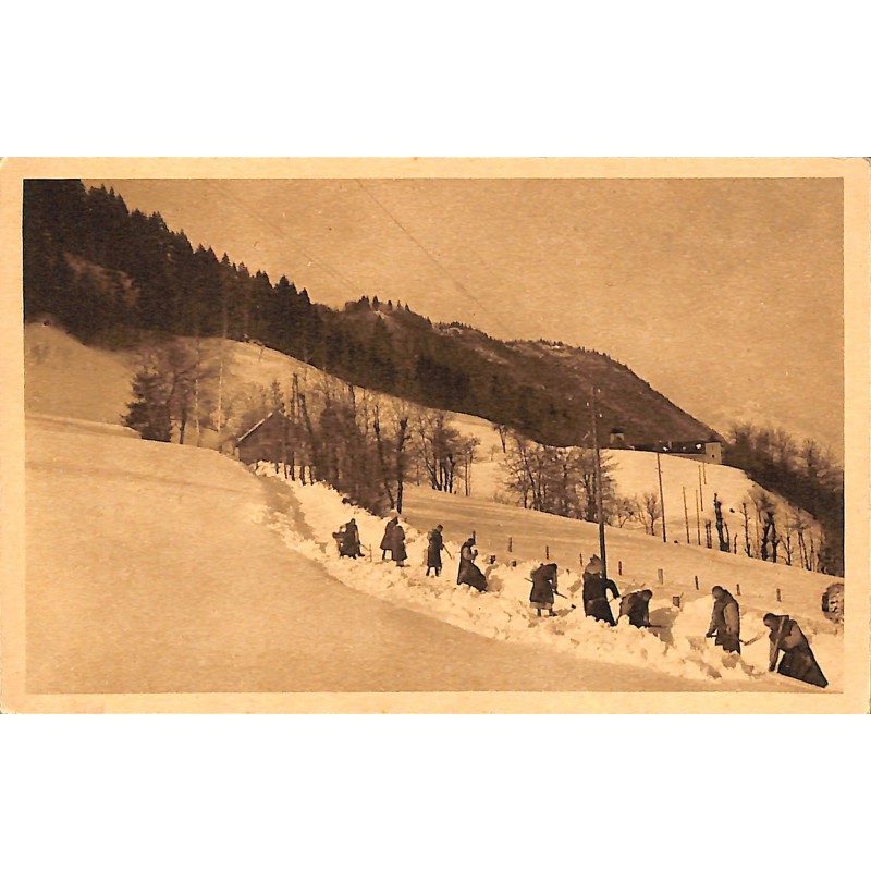ABAO 73 - Savoie [73] Tamie - Abbaye de Tamie. Les moines ouvrant la route dans la neige.
